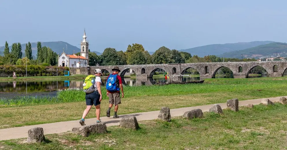 O caminho atravessa o concelho de Ponte de Lima ao longo de 30 km, entre Poiares e a Labruja, cruzando sensivelmente a meio a vila de Ponte de Lima e as suas famosas e históricas pontes.