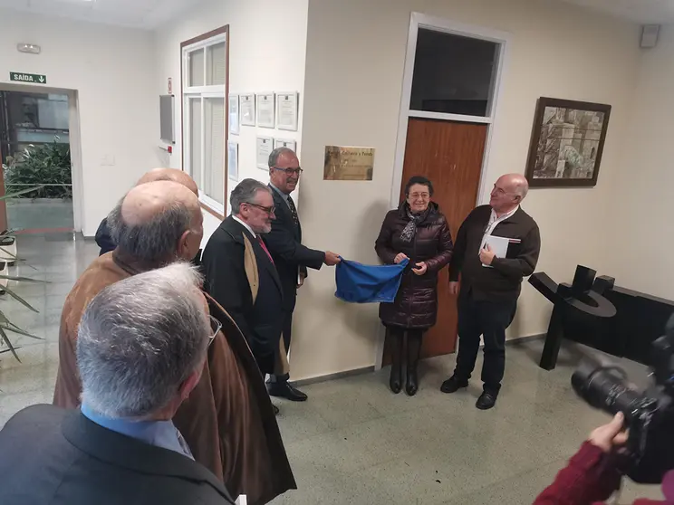 Descubrindo a placa conmemorativa de Colmeiro.