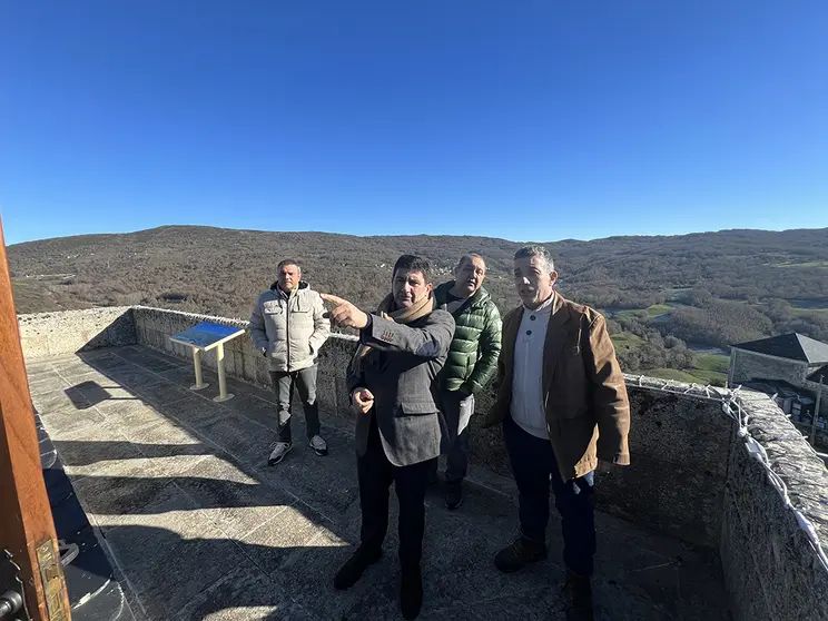 •	Pedro Blanco desprazouse ata o concello de O Bolo onde quixo “agradecer o traballo desenvolvido polos concellos para levar a cabo programas que revertan as consecuencias do reto demográfico e atraian investimentos, turismo e poboación para dinamizar a súa actividade”.