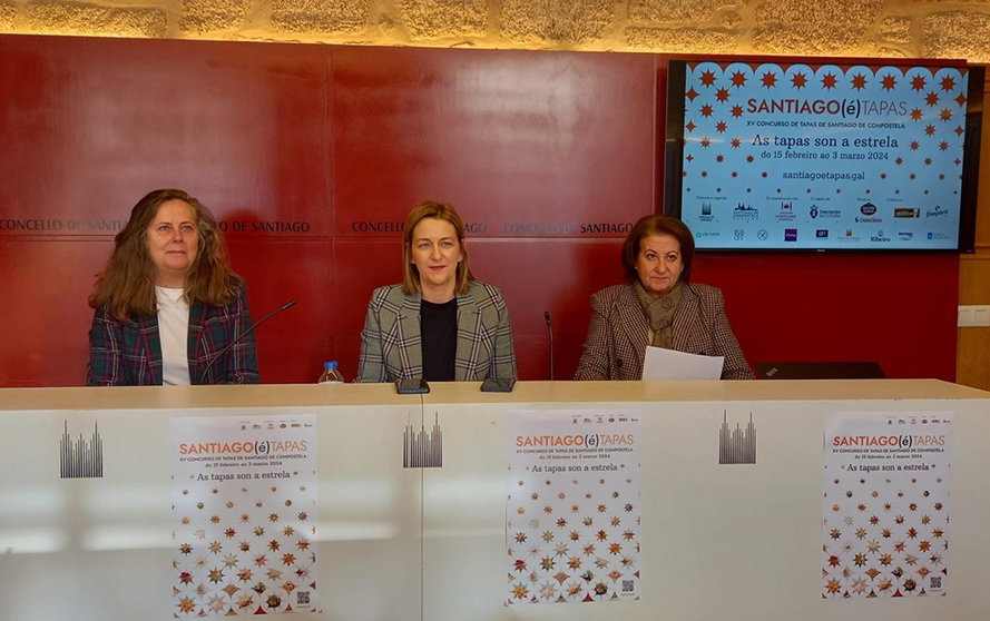 A concelleira de Turismo, Míriam Louzao, a presidenta da Asociación Hostelería Compostela, Sara Santos, e a xerente de Turismo de Santiago, Flavia Ramil, presentaron a campaña de comunicación.