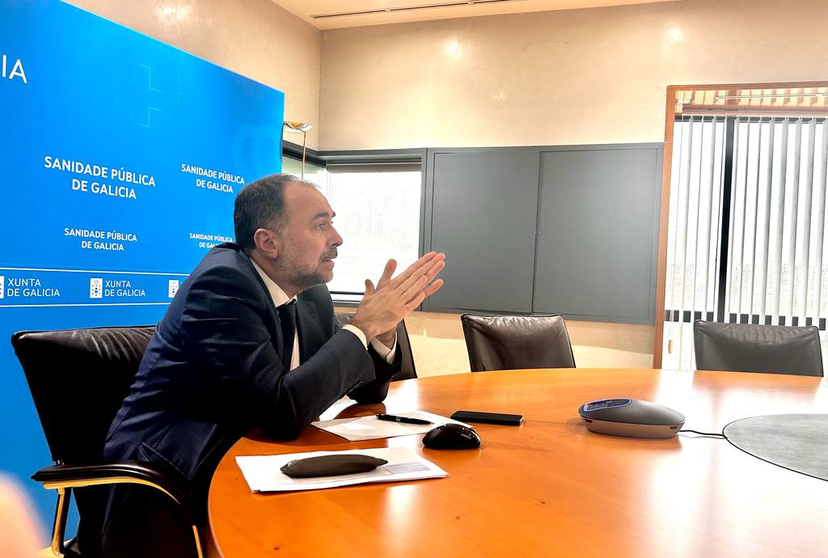 El conselleiro de Sanidad, Julio García Comesaña, presidió esta mañana la reunión de seguimiento de la situación de los servicios de urgencias.