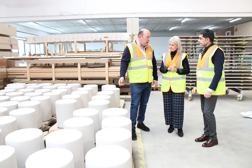 La directora del Igape, Covadonga Toca, visita las instalaciones de la compañía en Ordes.