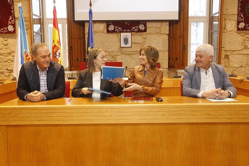 La conselleira de Infraestructuras e Mobilidade, Ethel Vázquez, y la alcaldesa de Ponteareas, Nava Castro, formalizaron hoy el acto administrativo de rúbrica de este acuerdo.