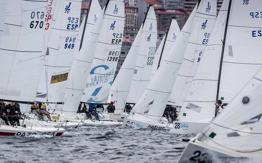 No falto el viento en la ría viguesa, pero inestable, implecables los jueces con Victor Calviño de oficial principal. MARÍA MUÍÑA.
