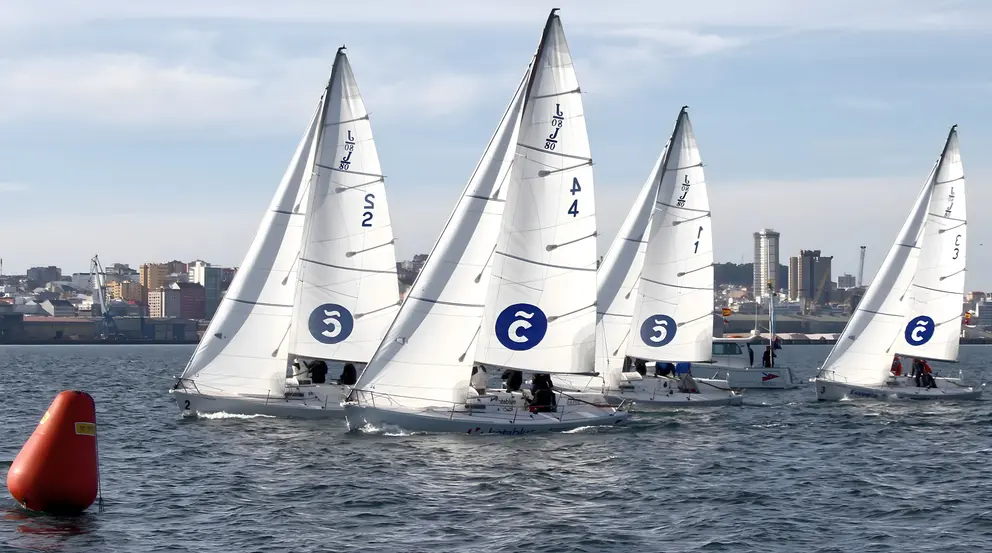 Un momento de las mangas del sábado en la ría de La Coruña . PEDRO SEOANE.