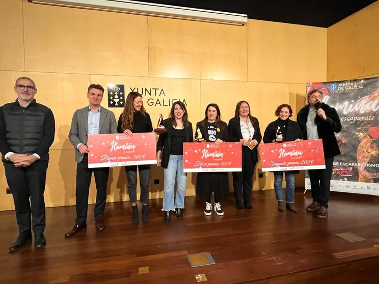 A conselleira de Economía, Industria e Innovación, María Jesús Lorenzana, acompañada da delegada territorial da Xunta de Galicia en Vigo, Ana Ortiz, asistiu hoxe en Vigo á gala de premios do concurso ‘Ilumina o teu escaparate”.