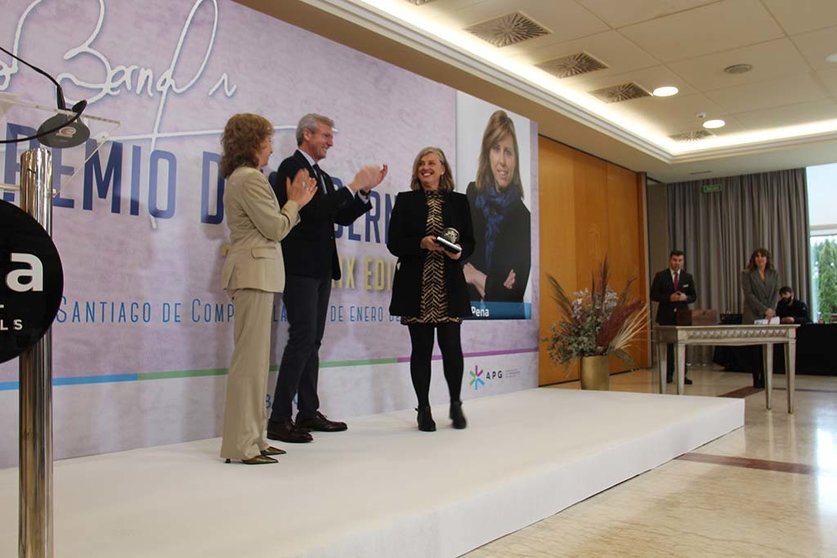 Aida Pena recibe el Diego Bernal de manos del presidente de la Xunta de Galicia, Alfonso Rueda.