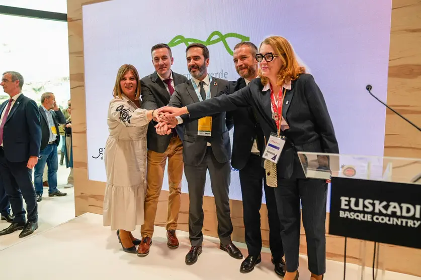La Feria Internacional del Turismo, Fitur, fue hoy el escenario en el que se formalizó el traspaso de poder y la Comunidad gallega cogió el relieve del País Vasco.