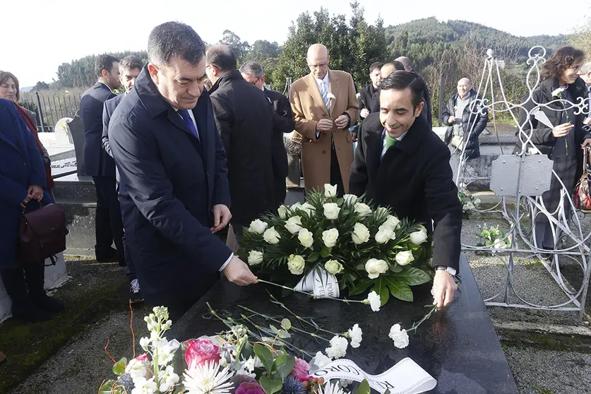 El conselleiro de Cultura, Educaci&oacute;n, FP y Universidades participa en la ofrenda floral en homenaje al ilustre escritor en el cementerio de Serantes.