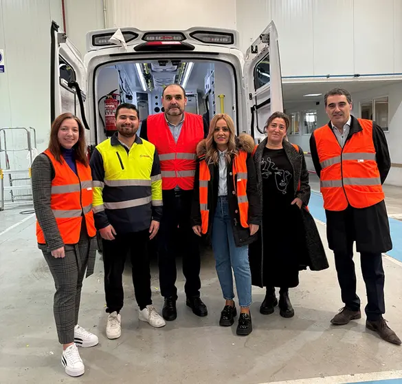 La directora general de Xuventude, Participación y Voluntariado, Cristina Pichel, visitó hoy en San Cibrao das Viñas las instalaciones de Rodriguez López Auto, que participa en este programa.