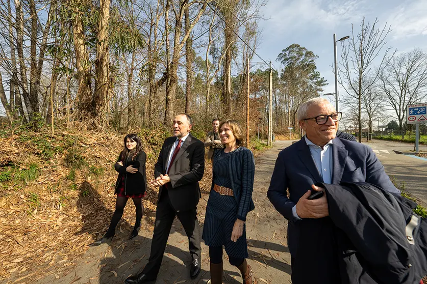 La alcaldesa, Nava Castro, con el conselleiro de Sanidad de la Xunta de Galicia, Julio Comesaña.