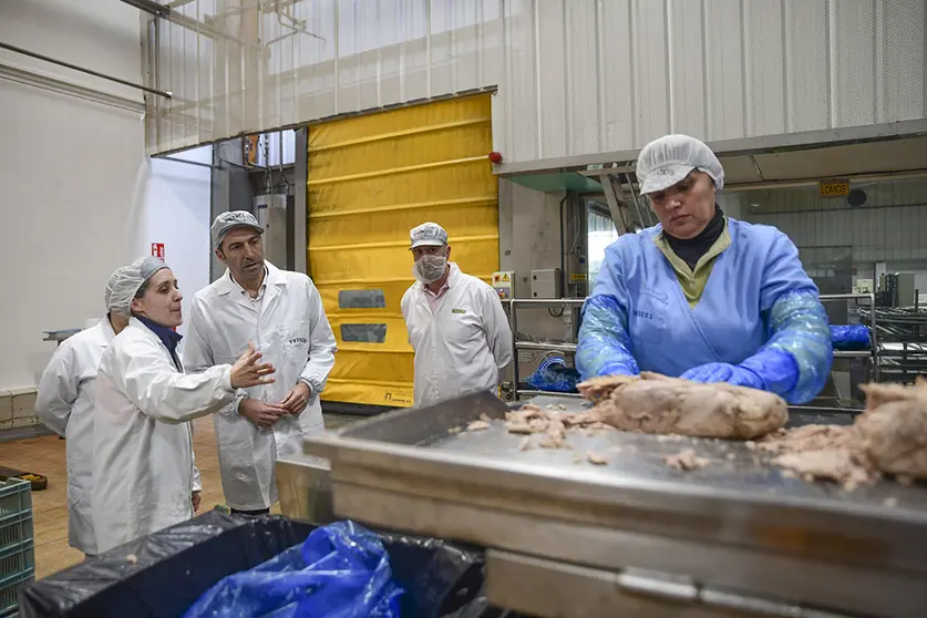 El titular del Mar visitó la factoría de la conservera Friscos.