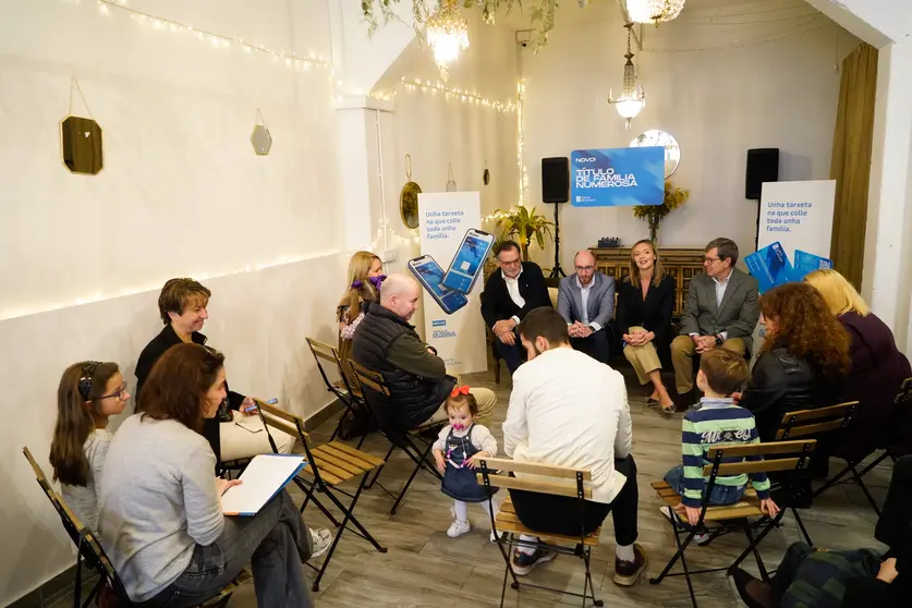 La conselleira de Política Social y Xuventude, Fabiola García, explicó las novedades junto a miembros de la Asociación Gallega de Familias Numerosas (Agafan). ARCHIVO.