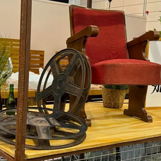 Butacas e bobinas de películas do antigo Cinema Balado de Lalín.