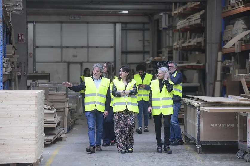 La conselleira de Economía, Industria e Innovación, María Jesús Lorenzana, visitó la planta de madera del Grupo Malasa