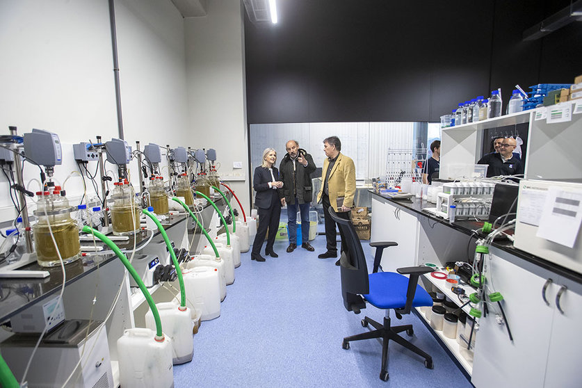 La directora del Igape, Covadonga Toca, visita las instalaciones del Biopolo resaltando su importancia para industrializar un sector en auge.