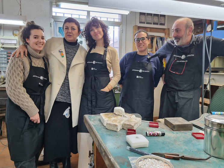 A xerente da Fundación Artesanía de Galicia, Elena Fabeiro, visitou esta tarde en Santiago de Compostela o curso ‘Técnicas de ourivería e acibechería’ que imparte o ourive Ricardo Rivas ata o 5 de abril.