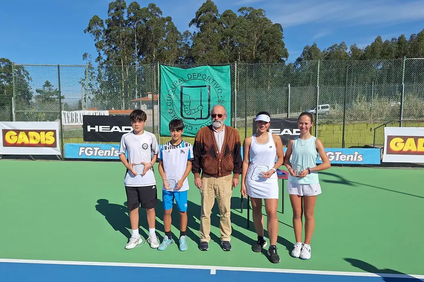 Hernández con los campeones y subcampeones gallegos.