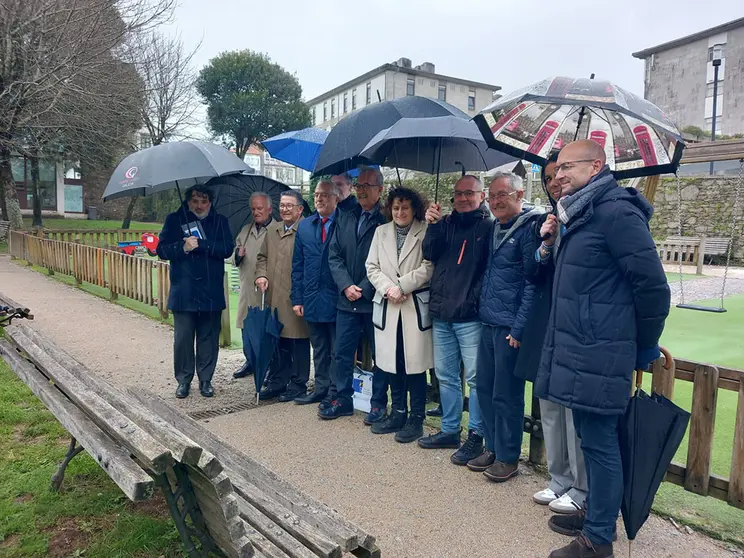 Autoridades durante el acto.