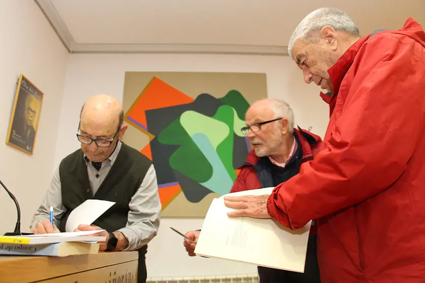 Mouriño asinando exemplares do seu 'Campo de Pullas'.