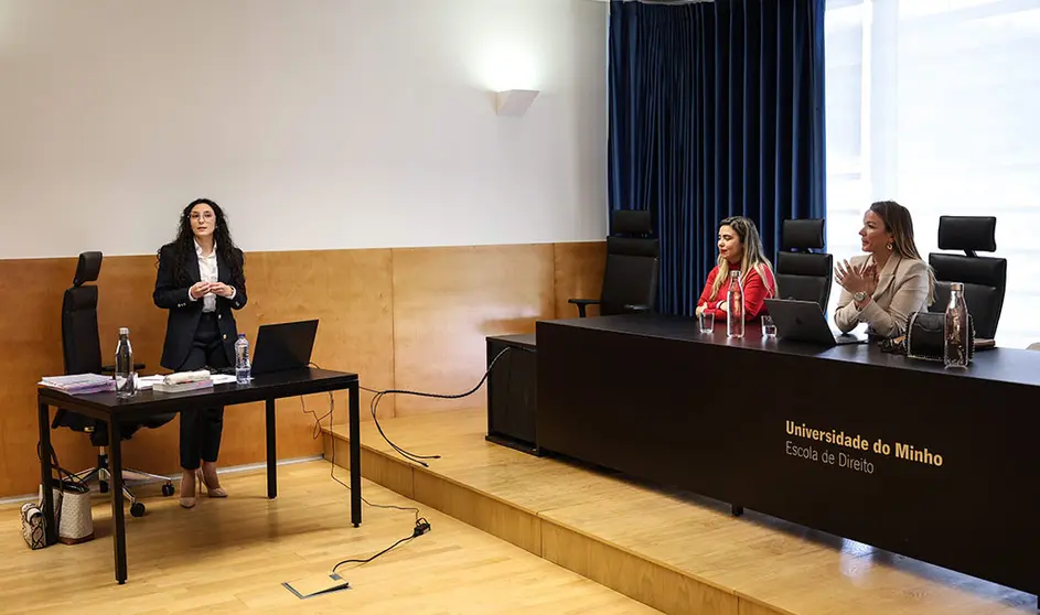 Na sua disserta&ccedil;&atilde;o, aprovada com 19 valores, mostrou que a legisla&ccedil;&atilde;o tem dificuldades em acompanhar a c&eacute;lere evolu&ccedil;&atilde;o e muta&ccedil;&atilde;o da realidade digital, sendo urgente adequar e refor&ccedil;ar essa aposta a n&iacute;vel jur&iacute;dico.