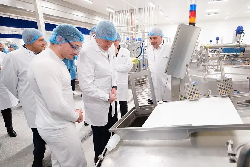 O presidente da Xunta en funcións visitou hoxe as instalacións da queixería Entrepinares en Vilalba