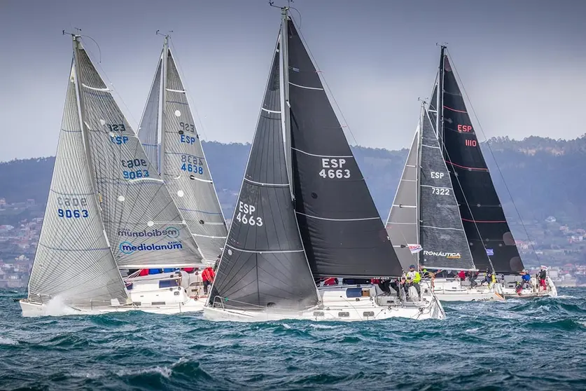 La flota de la 10ª Regata Interclubes Ría de Pontevedra se luce en una jornada de viento fuerte y espectáculo.