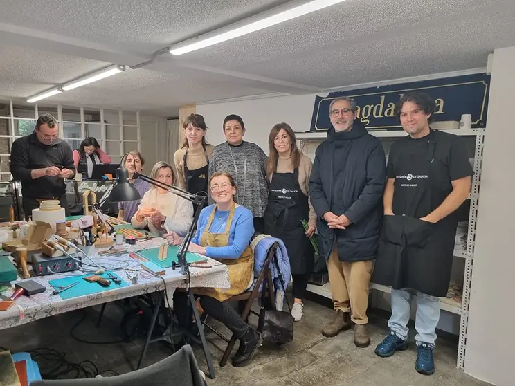 El director xeral de Comercio y Consumo, Manuel Heredia, y la gerente de la Fundación Artesanía de Galicia, Elena Fabeiro, visitaron en Santiago de Compostela el curso Marroquinería fina que imparte lo artesana Ezequiel Franchi.
