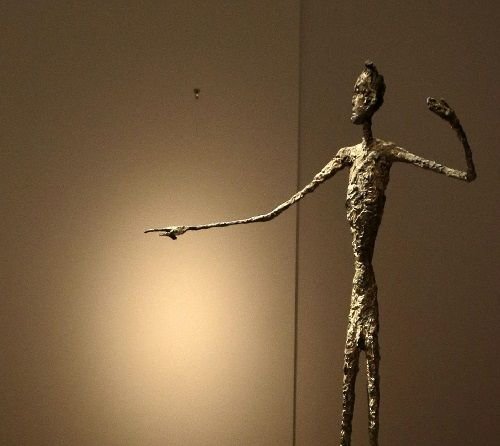 L' homme au doigt 
Obra de 1947 hecha por Alberto Giacometti que se vendió en Christie's New York por 165,2 millones $ en el año 2015.