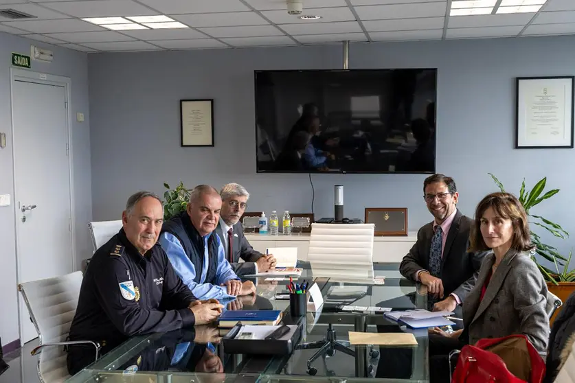 O director xeral de Emerxencias e Interior, Santiago Villanueva, e o director de Administración e Relacións coas Asociacións de Amigos do Camiño de Santiago da Sociedade Anónima de Xestión do Plan do Xacobeo, Ildefonso de la Campa, recibiron a representantes da embaixada do país norteamericano en Madrid para abordar a divulgación e a seguridade das rutas xacobeas.