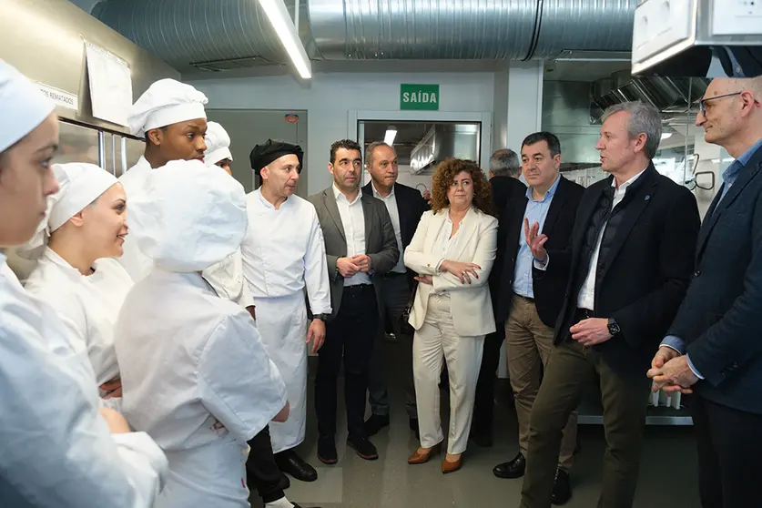 O presidente da Xunta en funcións, Alfonso Rueda, acompañado polo conselleiro de Cultura, Educación, Formación Profesional e Universidades en funcións, Román Rodríguez, participa na inauguración das obras de ampliación do Centro Integrado de FP Carlos Oroza. Pontevedra.