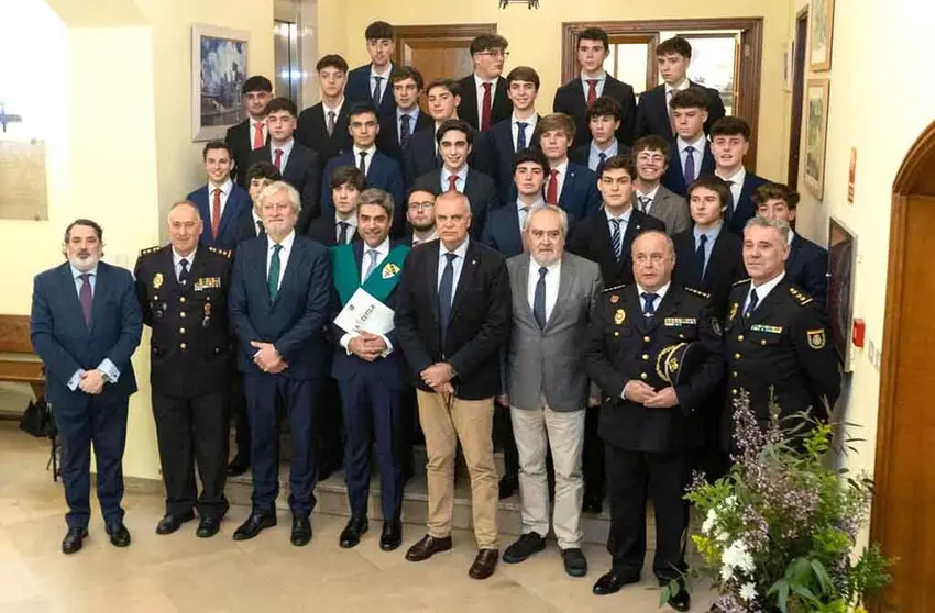 Alumnos de La Estila y autoridades académicas y civiles.