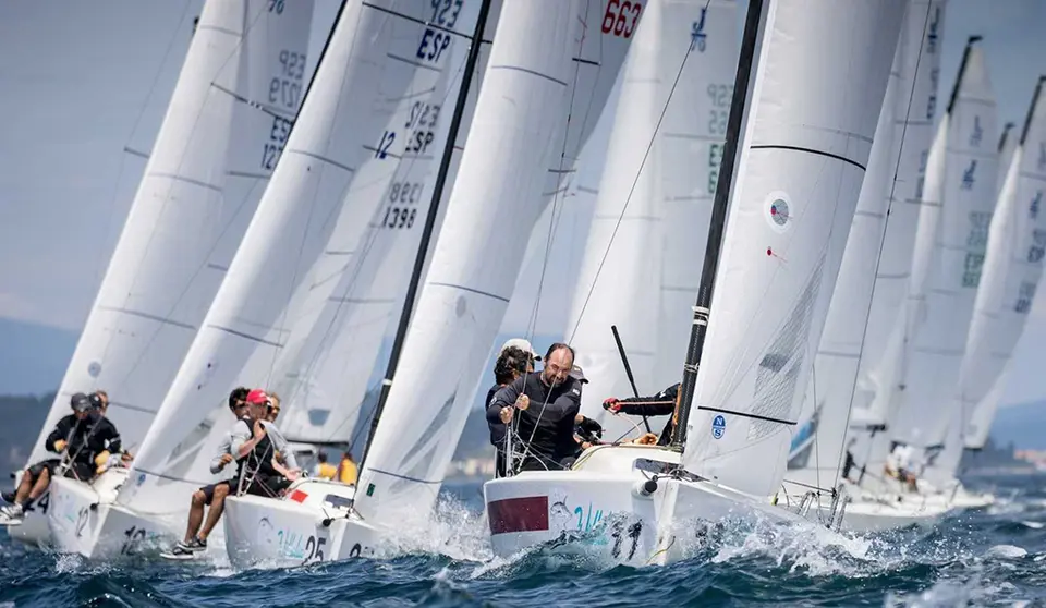Jornada inaugural del segundo acto de las Sailway Series en la ría de Vigo, con unas condiciones de viento muy variables. MARÍA MUÍÑA.