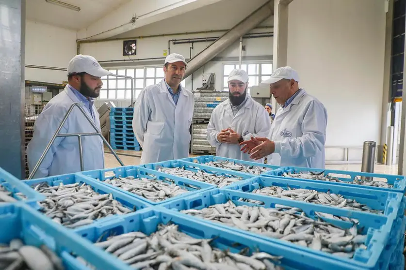 El conselleiro visita Conservas Cortizo.