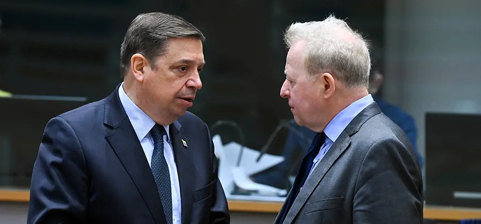 El ministro de Agricultura, Luis Planas (izq) tras el Consejo de ministros de Agricultura y Pesca de la Uni&oacute;n Europea.