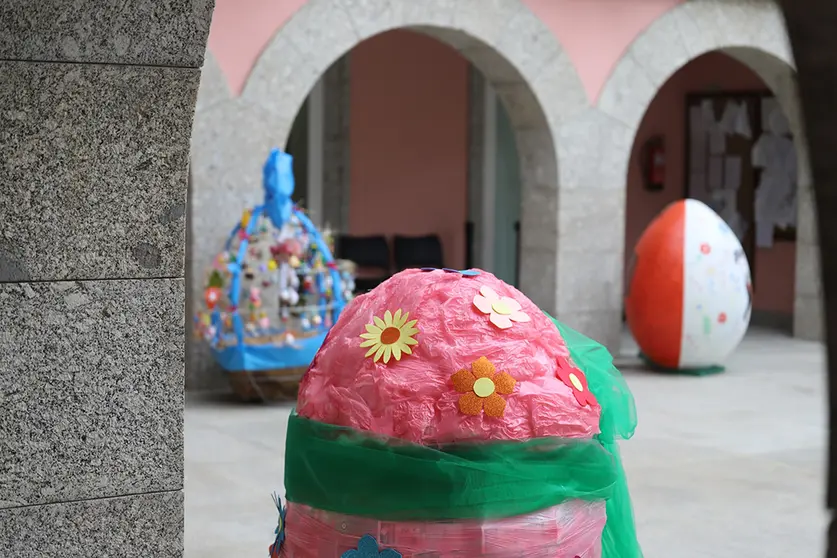 Com uma variedade de tonalidades e motivos, cada ovo exibe a singularidade e criatividade das instituições envolvidas.