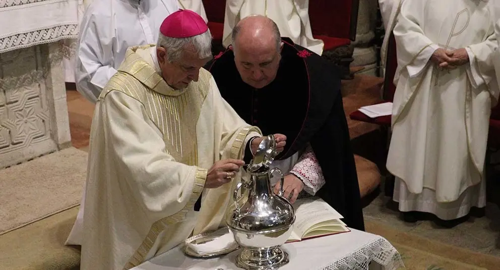 El obispo durante la consagración de los oleos y del crisma