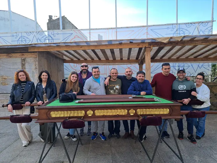 Cofrades de la Hermandad de la Santa Casa de Paz y Mesericordia de Baiona, tras lo ensayos de febrero para preparar la pasada Semana Santa.