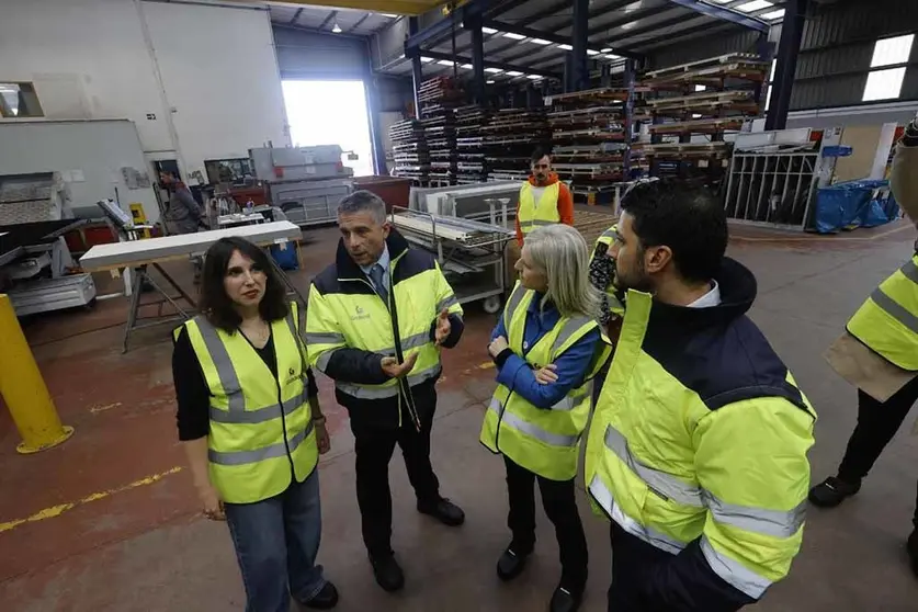 A conselleira de Economía, Industria e Innovación en funcións, María Jesús Lorenzana, destaca a aposta pola innovación e a internacionalización da empresa naronesa, que cumpre 35 anos de actividade.