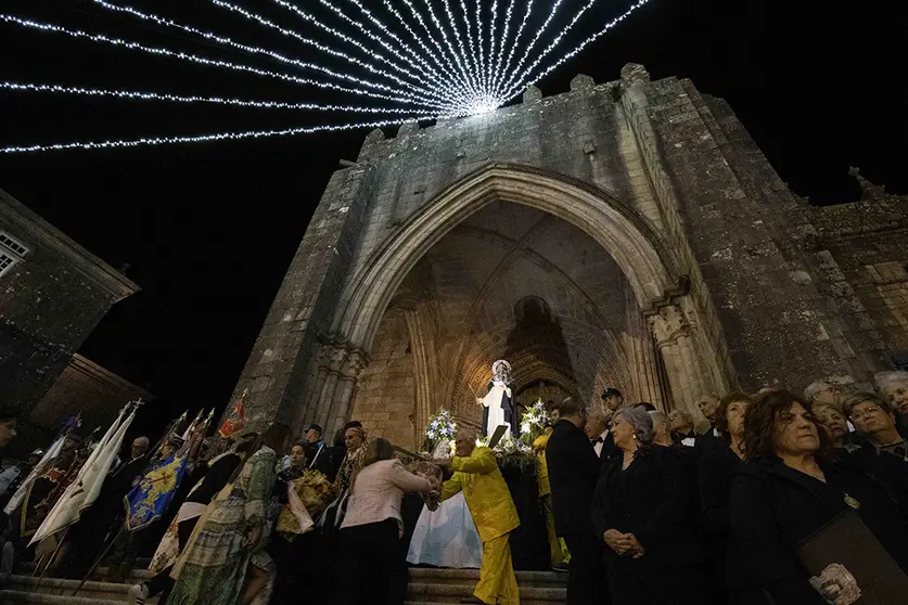 Ofrenda floral realizada tras la procesión con la imagen del beato.