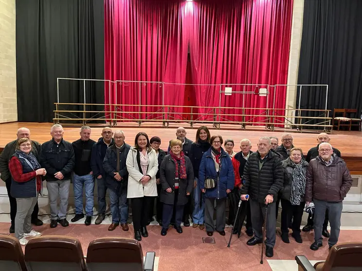 La directora xeral de Administración Local visitó las instalaciones para comprobar las obras de reparación en la cubierta del salón de actos.