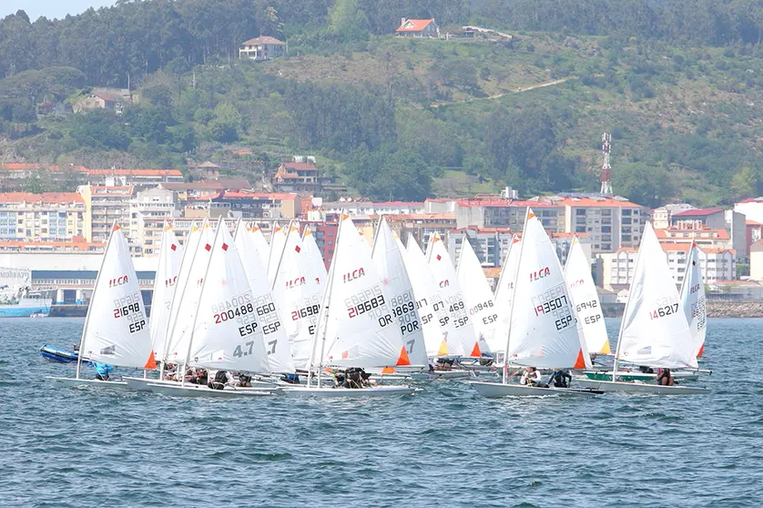 Eolo y Neptuno se alían con Bouzas y les regalan una brillante jornada de mar y viento a la Clase ILCA.