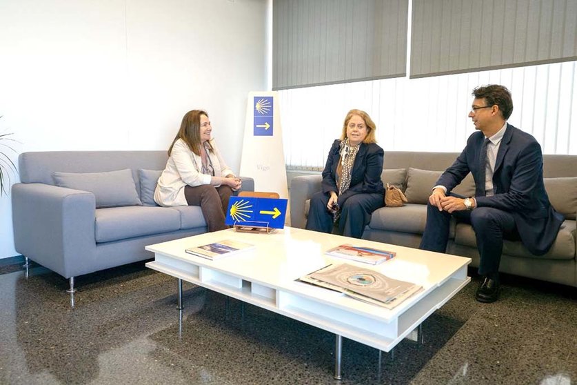 El nuevo fiscal jefe del área de Vigo y su predecesora en el cargo con la delegada de la Xunta en Vigo, Ana Ortíz.