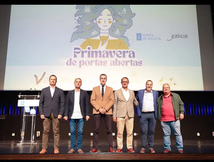 O xerente de Turismo de Galicia, Antonio Casas, presenta xunto cos responsables das Asociacións das rutas do viño galegas a nova edición desta iniciativa.