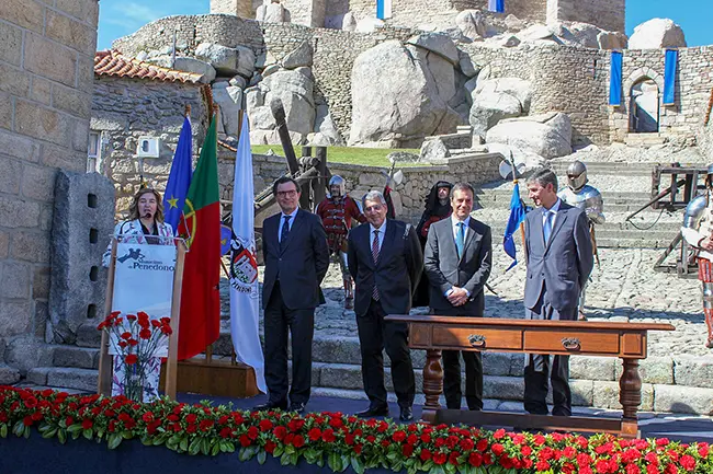Ministro Adjunto e da Coesão Territorial, Castro Almeida, e Secretários de Estado Helder Reis e Hernâni Dias, na assinatura de contratos de investimento do Portugal2023 com 86 municípios da região Norte, Penedono.