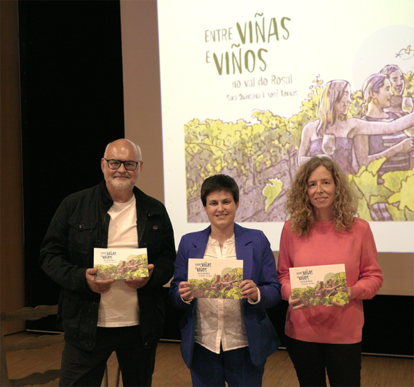 A alcaldesa Ánxela Fernández Callís, o ilustrador Xosé Tomás e a historiadora Sara Quintana presentaron o libro ‘Entre viñas e viños no val do Rosal’.