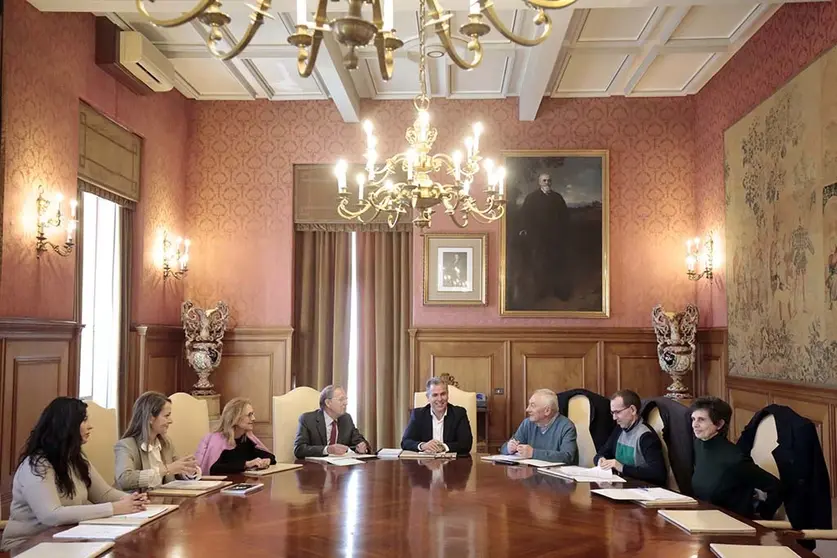 Reunión para fijar entradas al convento de Santa Clara.