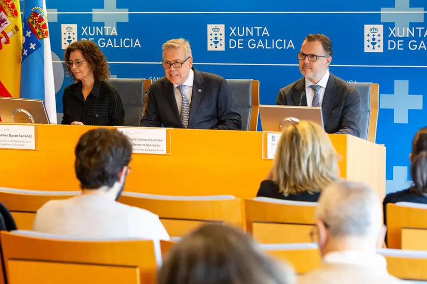 El conselleiro de Sanidade, Antonio Gómez Caamaño, junto con la directora xeral de Saúde Pública, Carmen Durán, y el jefe de Pediatría del CHUS, Federico Martinón, presentaron esta mañana los resultados del programa en rueda de prensa.