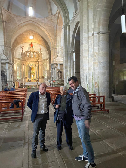 Os deputados Javier Tourís e Marcos Guisasola acoden á igrexa do mosteiro da Armenteira.