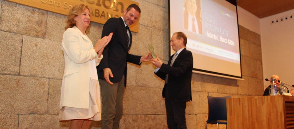 Roberto L. Blanco Valdés recibe el premio de mans do conselleiro de Cultura, López Campos, en presencia de la presidenta de la APG, María Méndez.